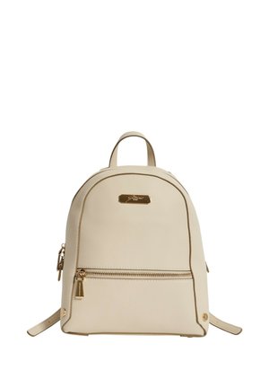 Mini zaino in pelle beige con cerniera dorata e targhetta con logo del marchio sulla parte anteriore, manico superiore e spallacci regolabili.