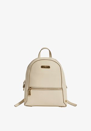 Mini zaino in pelle beige con cerniera dorata e targhetta con logo del marchio sulla parte anteriore, manico superiore e spallacci regolabili.