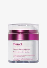 Murad Heartleaf Calming Cream i en klar burk med ett lila metallock. Innehåller en vit kräm och etiketter på två språk på framsidan.