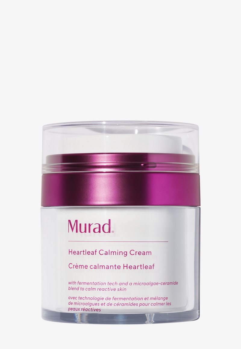 Murad Heartleaf Calming Cream i en klar burk med ett lila metallock. Innehåller en vit kräm och etiketter på två språk på framsidan.