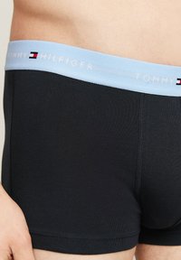 Tommy Hilfiger SIGNATURE TRUNK 3 PACK - Calzoncillos - coral clay vessel blue yellow mis