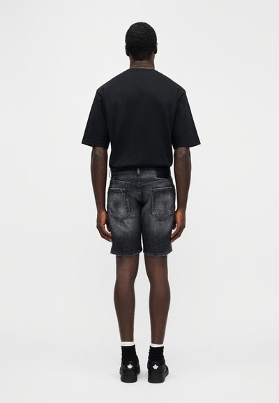 Črna majica s kratkimi rokavi, sive jeans kratke hlače z zadnjimi žepi, teksturirana tkanina, kombinirano s črnimi supergami in belimi nogavicami do meč.