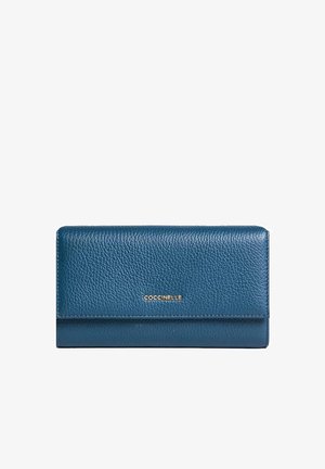Niebieski portfel Coccinelle z teksturowanej skóry z klapką i złotym logo umieszczonym na środku z przodu.