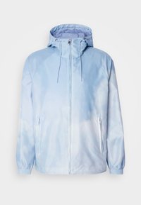 Veste à capuche bleu clair avec fermeture éclair frontale, capuche réglable par cordon, poignets élastiques et poches latérales zippées sur un fond uni.