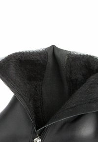 Chaqueta de cuero negra con cierre delantero, que cuenta con un forro interno suave y esponjoso y un diseño de cuello alto para mayor calidez.