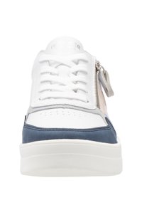 Weißer Sneaker mit Reißverschluss, grauen und navy Akzenten, perforierter Zehenpartie und strukturiertem Obermaterial. Die Außensohle ist dick und weiß.