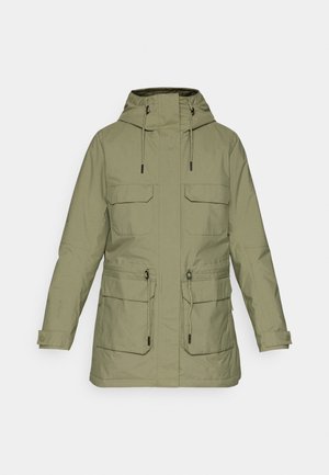 Veste verte à capuche avec deux poches avant et cordons de serrage ajustables. Tissu lisse et résistant à l'eau avec un design ajusté.