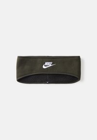 Faixa de cabeça Nike em verde escuro, feita de material macio com interior em fleece. Apresenta um bordado do logotipo branco na parte da frente.