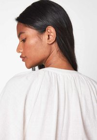 Witte linnen blouse met een geplooide achterkant, met een relaxte pasvorm en een lichte, gestructureerde stof.