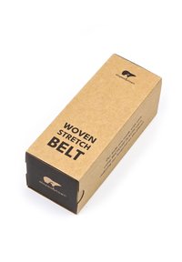 Woven stretch riem verpakt in een rechthoekige, bruine kartonnen doos. Kenmerkt zich door vetgedrukte zwarte tekst en een logo van een walvis aan de onderzijde.