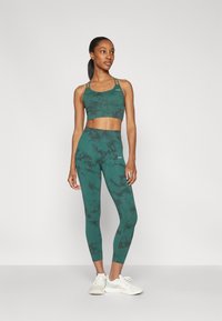 ICANIWILL DEFINE SEAMLESS TIE DYE BRA - Medium support sports bra - hunter green