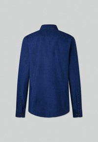 Camicia a maniche lunghe blu realizzata in tessuto leggero, con colletto e polsini abbottonati, dalla texture morbida e vestibilità regolare.