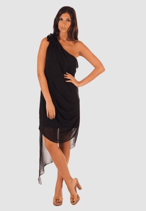 Vestido negro de un solo hombro con cuerpo fruncido y dobladillo asimétrico. Hecho de tejido ligero, presenta un acento floral en el hombro.