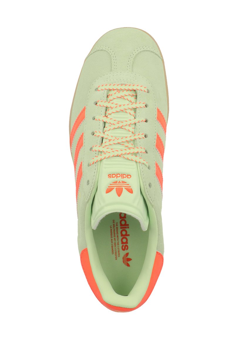 adidas Originals GAZELLE - Trainers - semi greensparkorangegumjh/light  green - Zalando.ie