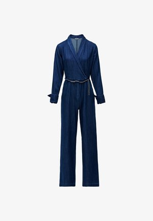 Donkerblauwe denim jumpsuit met lange mouwen, wijde pijpen, sjaalkraag, omgeslagen polsen en een dunne kettingriem in de taille.