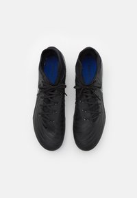 Para czarnych korków do piłki nożnej z sznurowaniami, z teksturowanym wierzchem i niebieskimi wkładkami oznaczonymi "Phantom", widok z góry na białym tle.