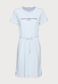 Jasnoniebieska sukienka krótko rękawowa z okrągłym dekoltem, paskiem w talii i logo "Tommy Hilfiger EST. 1985" na wysokości klatki piersiowej.