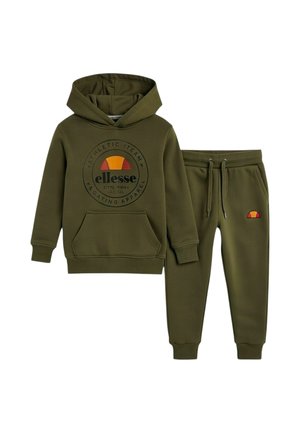 Ensemble sweat à capuche vert olive et pantalon de jogging assorti avec poche frontale et logo sportif Ellesse en orange et rouge sur la poitrine et la cuisse.