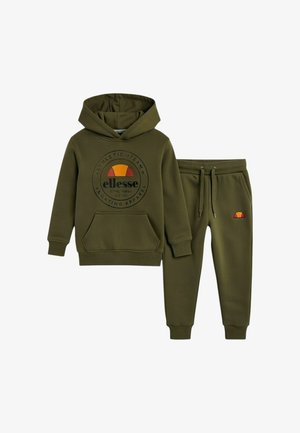 Ensemble sweat à capuche vert olive et pantalon de jogging assorti avec poche frontale et logo sportif Ellesse en orange et rouge sur la poitrine et la cuisse.