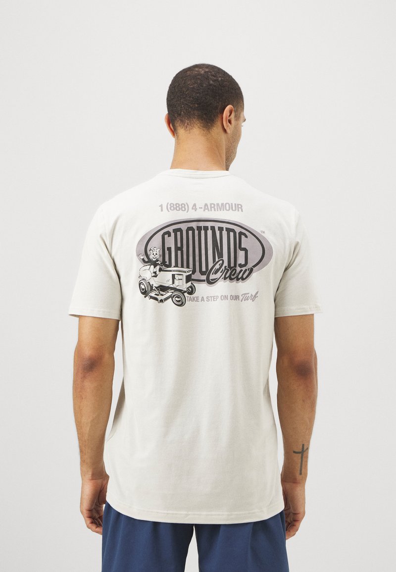Under Armour GROUNDS CREW - T-shirt con stampa - summit white/tetra gray/black