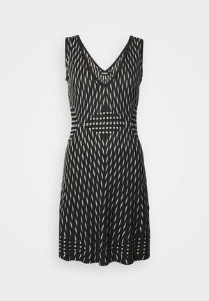 Vestido negro sin mangas con patrón de rayas verticales blancas, escote en V y acentos de franjas horizontales en la cintura y el dobladillo.