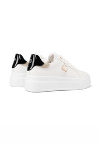 Sneakers platform bianchi con dettagli in vernice nera sul tallone, decorazioni in glitter oro e hardware in tono oro. Tessuto liscio con chiusura a lacci.