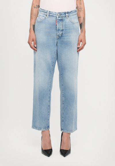 Lichtblauwe denim jeans met een ontspannen, rechte pasvorm. Kenmerken zijn onder andere een hoge taille, vijf zakken en een vervaagde afwerking.