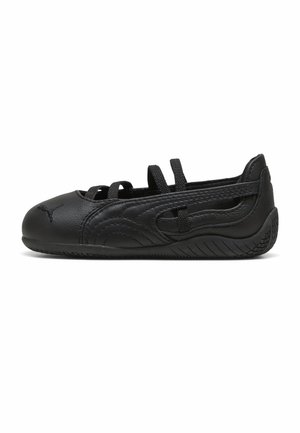Ballerine plate en cuir noir avec semelle en caoutchouc, profil bas, brides élastiques sur le dessus et logo Puma subtilement brodé sur l’avant.
