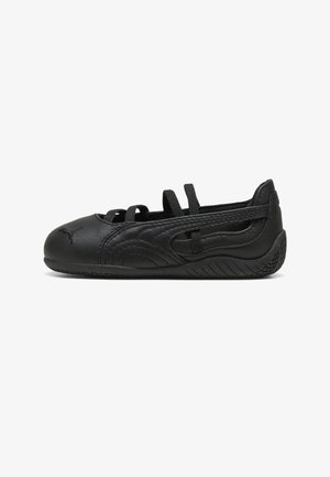 Czarna skórzana balerina z gumową podeszwą, o niskim profilu, z elastycznymi paskami na górze oraz subtelnie wyszywanym logo Puma na nosku.
