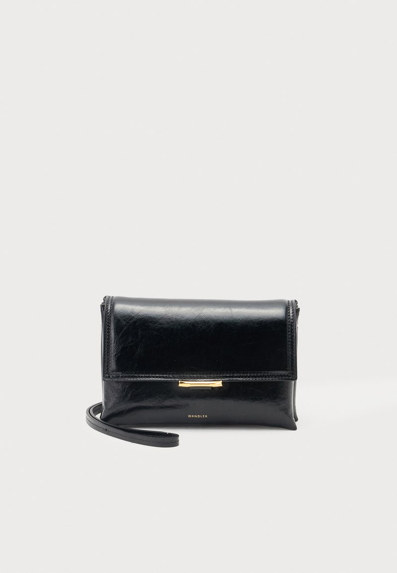 Μαύρο δερμάτινο τσαντάκι crossbody με χρυσό κούμπωμα και ρυθμιζόμενο λουράκι, απεικονίζεται σε φωτεινό απλό φόντο.