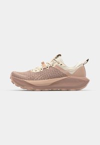 Zapatilla de running ligera en rosa claro y crema. Presenta una parte superior texturizada, suela de apoyo y talón reforzado para mayor estabilidad.