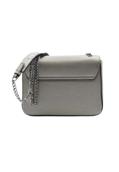 Borsa a tracolla rettangolare grigia con texture liscia, tracolla in catena argentata e chiusura con pattina superiore. Presenta linee pulite e un design minimalista.