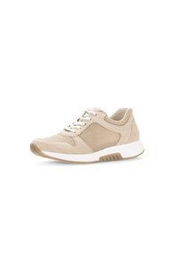 Scarpa sportiva beige con pannelli in suede e rete, punta tonda, lacci bianchi e suola bianca con un leggero accento marrone.