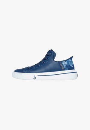 Zapatilla alta de cuero azul con suela de goma blanca, cordones en la parte frontal y un detalle de patrón ahumado en el talón. Presenta una superficie texturizada.