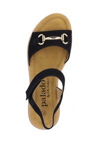 Sandal in suede nero con un accento in metallo dorato, soletta imbottita color cammello e cinturini regolabili per una vestibilità sicura. Forma sagomata per il comfort.