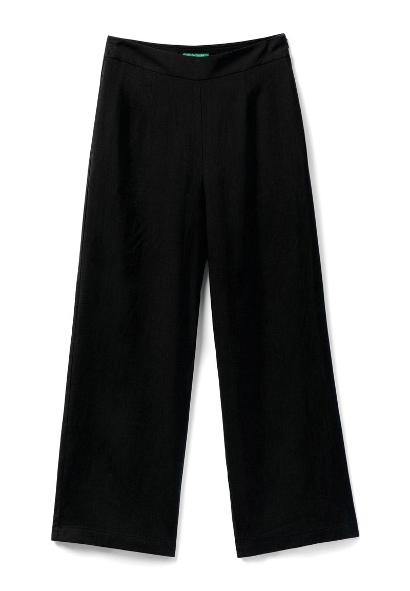 Weite schwarze Hosen aus leichtem Stoff. Glatte Textur, hoch geschnitten, minimale Nähdetails und keine sichtbaren Taschen.