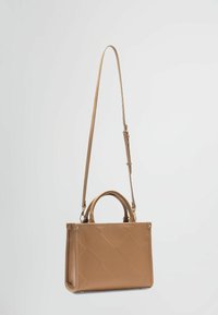 Bolso de mano sintético marrón con una forma rectangular estructurada, patrón acolchado, dobles asas cortas y una correa de hombro desmontable.