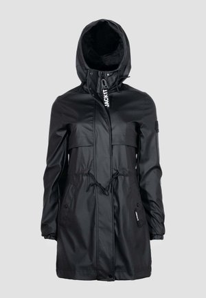 Zwarte lange regenjas met capuchon, verstelbare taillekoord, ritssluiting aan de voorkant en drukknoopsluiting, met "JACKIT" merkgekoorde trekker aan de rits en zak.