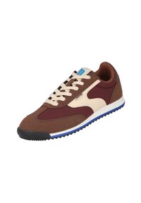 Zapatillas marrones y burdeos con acentos crema, cordones crema, punta negra, suela blanca con ribete azul y logotipo azul en la lengüeta.