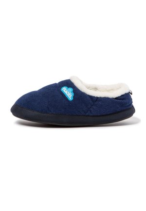 Zapatilla de pana azul marino con forro de forro polar blanco, suela negra y logo azul con forma de nube en el lateral.