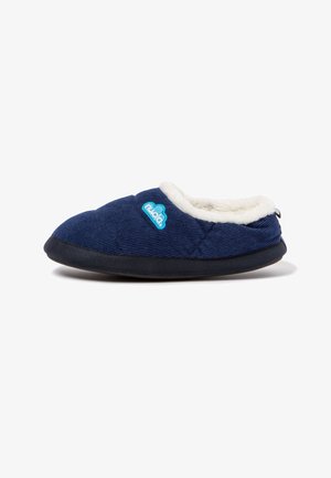 Zapatilla de pana azul marino con forro de forro polar blanco, suela negra y logo azul con forma de nube en el lateral.