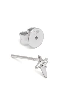 Boucle d'oreille en forme d'étoile argentée avec une pierre centrale claire, dotée d'une finition polie et d'un support circulaire marqué "925."