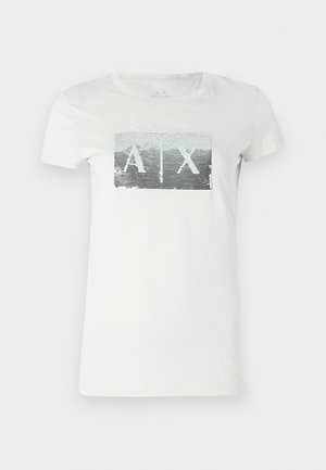 Biela bavlnená tričko s obdĺžnikovou grafickou aplikáciou z flitrov v odtieňoch šedej a svetlozelenej, s písmenami "A" a "X" v strede.