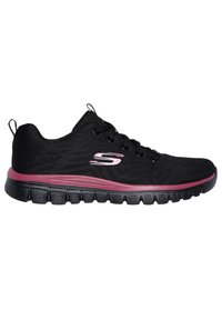 Schwarze Sportschuhe mit strukturiertem Obermaterial, Schnürsenkeln und einem pinken Akzent auf der gepolsterten Sohle. Verfügt über eine flexible Gummisohle für Traktion.
