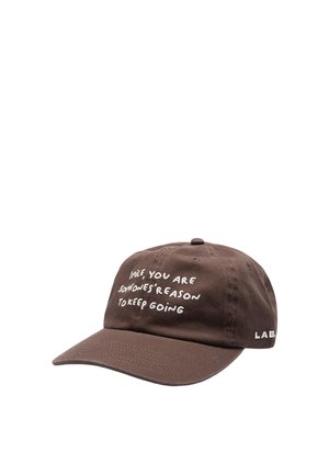 Casquette de baseball marron avec un texte brodé blanc disant "Souris, tu es la raison pour laquelle quelqu'un continue" et "LAB" sur le côté.