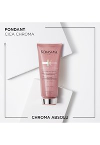 Tube med pink Kérastase Chroma Absolu Fondant Cica Chroma hårbalsam på hvidt geometrisk baggrund med produktnavnstekst.