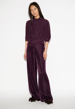 Violet, diep paarse cardigan van een zachte stof met korte mouwen, knopen aan de voorkant en bijpassende wijde broek in een gladde stof. Opvallende textuurdetails.