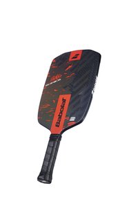 Babolat pickleball paddle med en tekstureret sort og rød overflade, slank rektangulær form og et sort greb. Har mærkets logo og designmønstre.