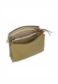 Bolso de cuero marrón claro con dos compartimentos con cremallera, textura suave y acentos cosidos. El interior cuenta con un forro estampado en un color claro.
