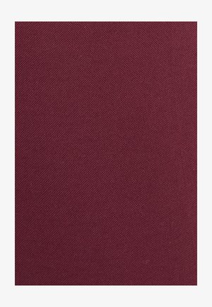Bordeaux stof met een gestructureerd oppervlak, met een strakke weefsel en een matte afwerking. Geen patronen of opvallende accenten zichtbaar.